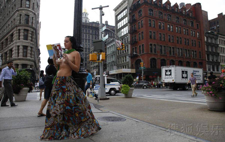 Có người còn táo bạo tới mức hồn nhiên để ngực trần, đứng đọc sách trên một con phố.